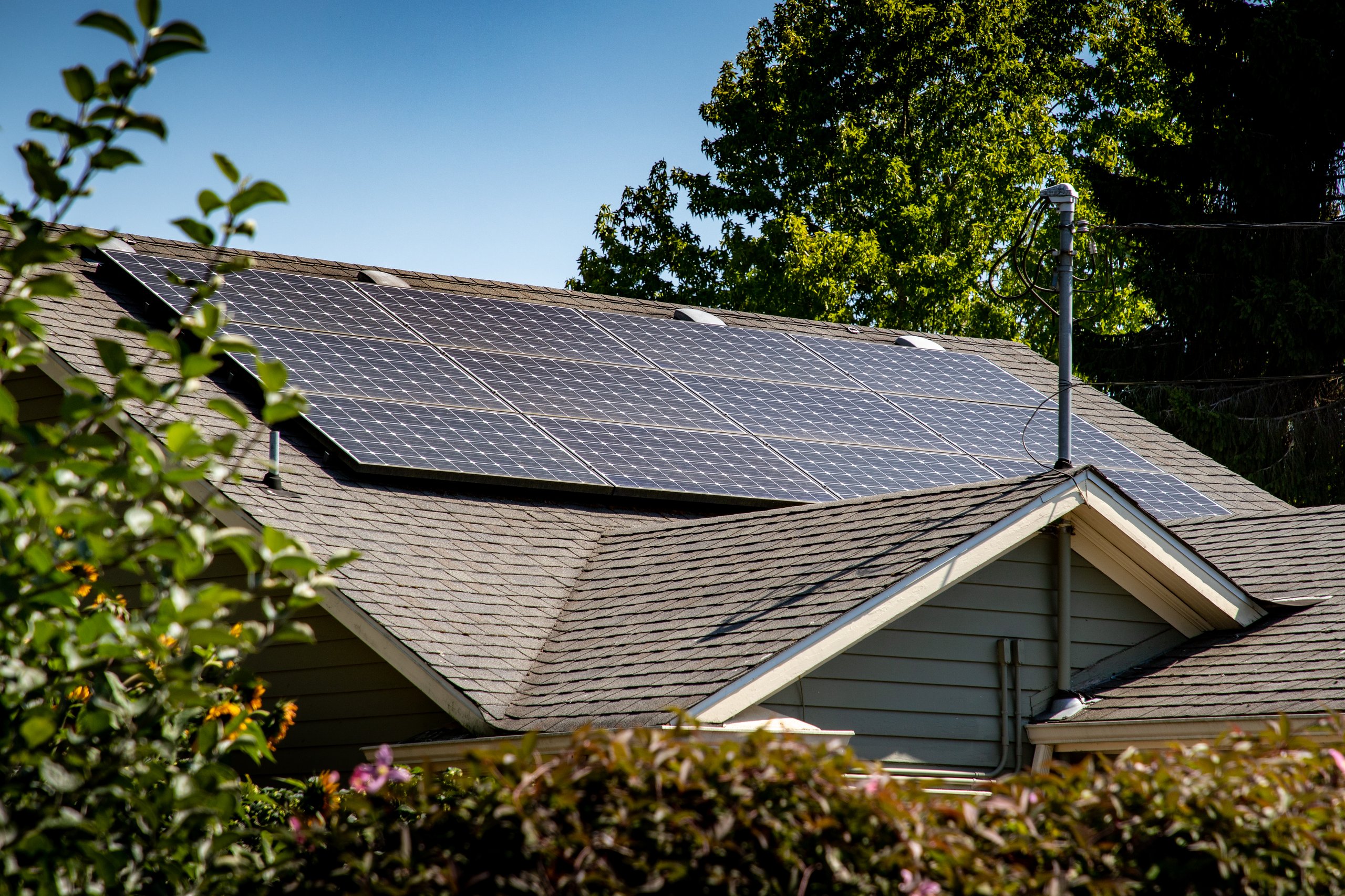 Hyundai HiE-S430 solar panels on rooftop